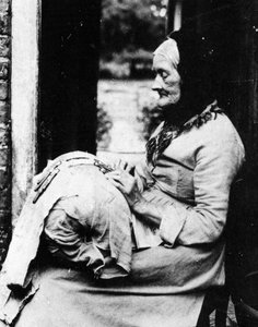 Een kantkloster buiten haar huisje in Zuid-Buckinghamshire, eind 19e eeuw